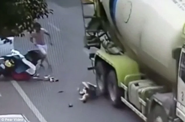 Apesar do acidente grave, ela passa bem, pois o capacete a protegeu Apesar do acidente grave, ela passa bem, pois o capacete a protegeu