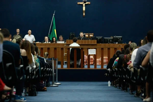 Com plenário lotado, Adriana Villela fala com jurados e chora