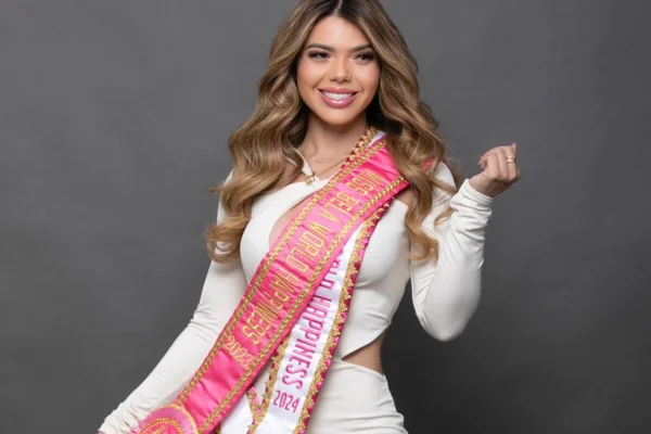 Elisa Ponte posa de look todo branco e suas faixas - Metrópoles
