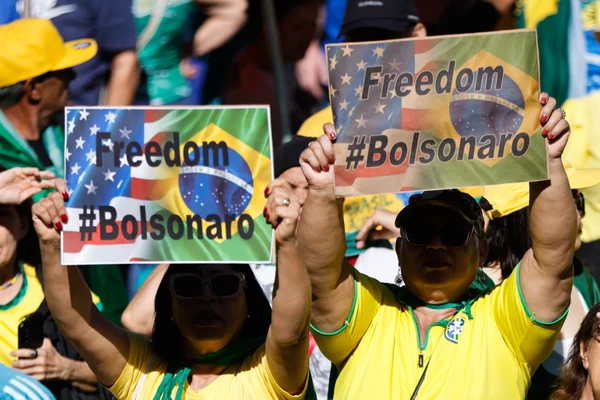 BRASÍLIA 03/08/2025 Bolsonaristas fazem ato pedindo Anistia e "fora Alexandre de Moraes" em frente ao Banco Central em Brasília