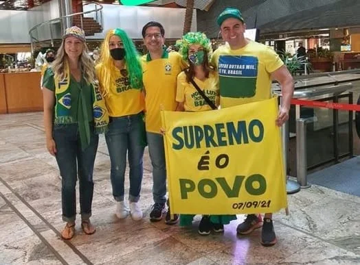 Polícia indicia jornalista que compartilhou fotos de juíza do PR em protestos antidemocráticos