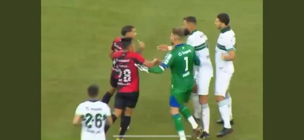 Jogadores brigam em jogo no Paraná - Metrópoles