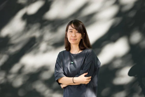 Han Kang, escritora que ganhou o Nobel de Literatura 2024, de braços cruzados - Metrópoles