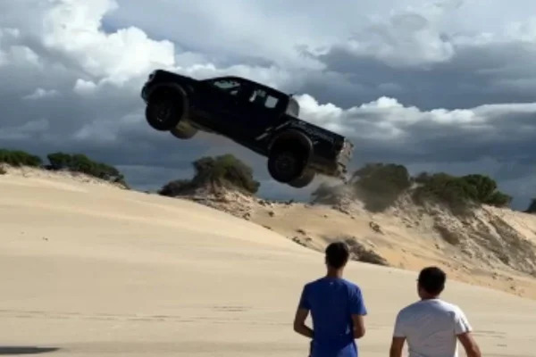 Carro voa em Canoa Quebrada, no Ceará