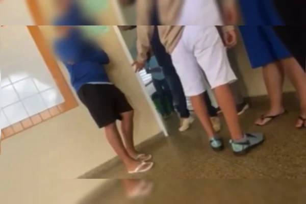 Educador ameaça cortar cabeça de aluno que estava fora de sala de aula