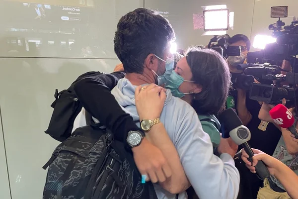 O fisioterapeuta Luciano Rosa abraça a esposa, depois de escapar da Guerra da Ucrânia