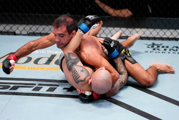 Rani Yahya buscando a finalização contra Ray Rodriguez