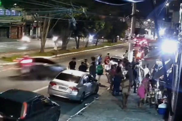 Imagem colorida de motorista prestes a atropelar três pessoas. Metrópoles