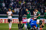 Com apenas 15 minutos de jogo, Aníbal Moreno foi expulso após cabeçada em jogador do Corinthians