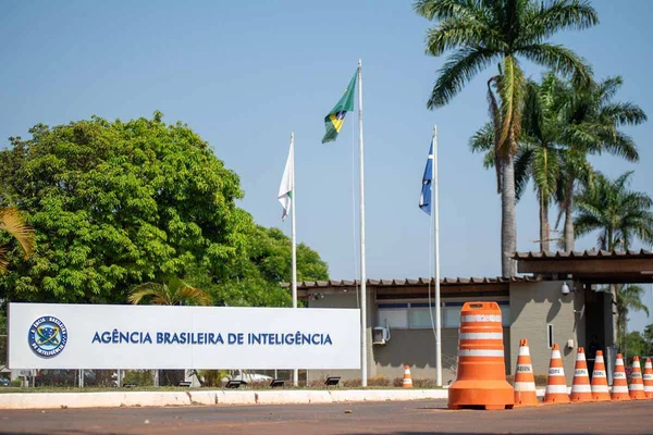 Em foto colorida, a fachada da Abin