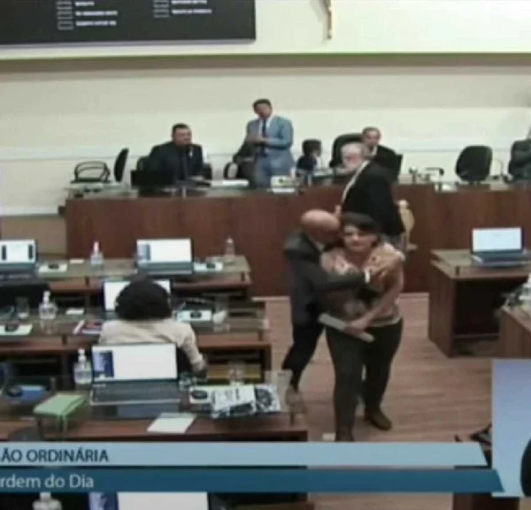 Vereador que abraçou e beijou colega à força em SC será investigado