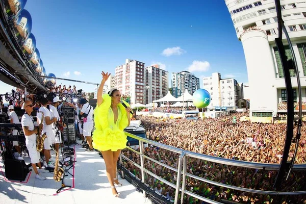 Famosos, Ivete e Bruna Marquezine marcam 4º dia de Carnaval baiano
