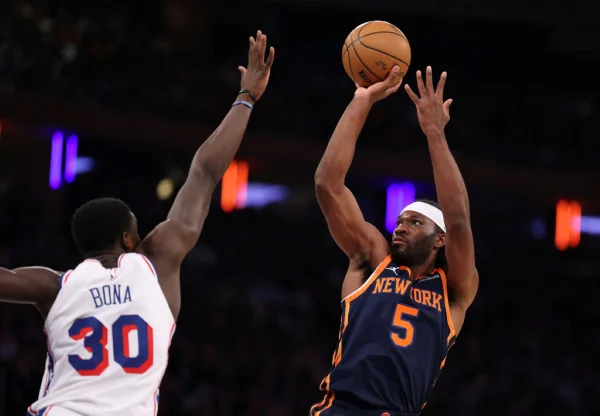 Imagem colorida do duelo ente New York Knicks e 76ers- Metrópoles
