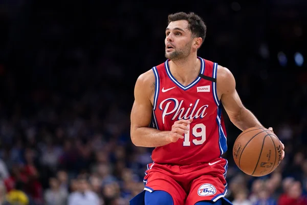 Philadelphia vence com tributos a Bryant e 19 pontos de Raulzinho