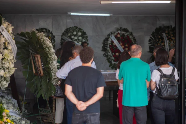 Amigos, família e autoridades se despedem do jornalista Paulo Pestana