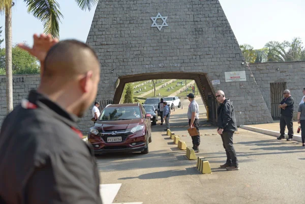 Movimento no Cemitério Israelita do Butantã, em SP, após o enterro de Silvio Santos - Metrópoles