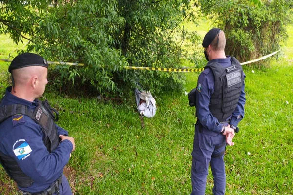 Mulher é encontrada morta enrolada em cortina e amarrada com cordas
