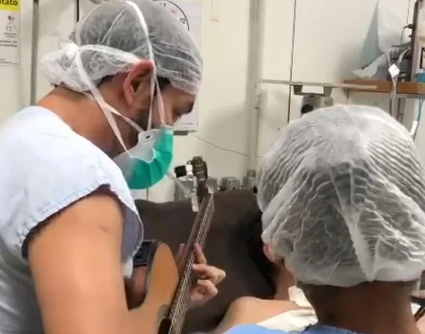 Vídeo: Médicos se unem para levar música e alegrar pacientes do Hran