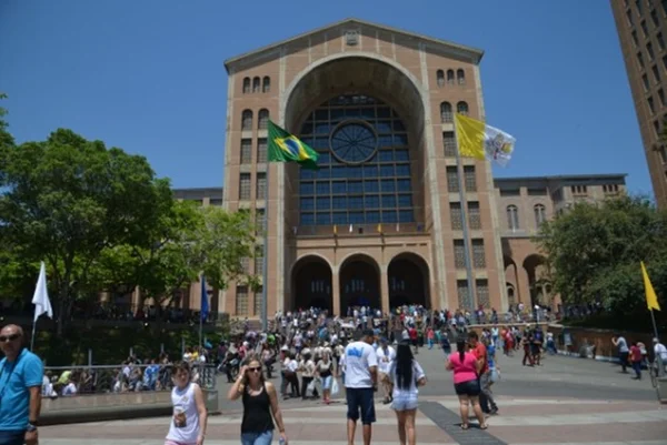 Em Aparecida, 200 mil fiéis rezam por união do Brasil