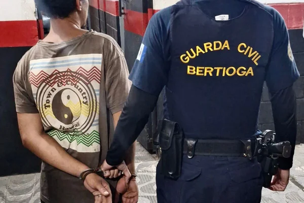 Vítima foi furtada na porta de sua casa enquanto entrava no local para pegar dinheiro para dar ao morador de rua. O celular estava no balcão - Metrópoles
