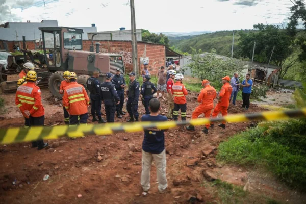 o trator desaba casa na Vila Rabelo