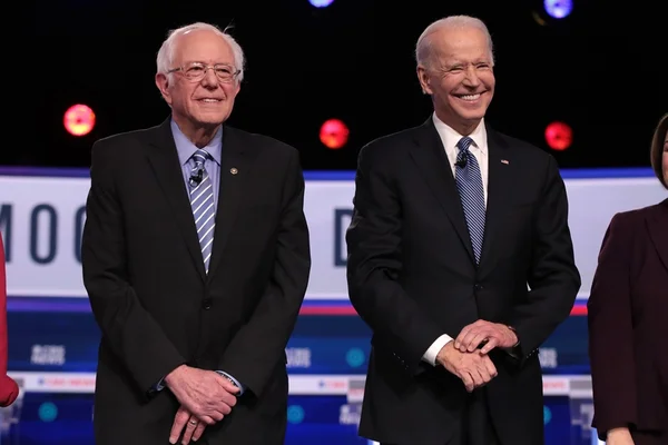 Bernie Sanders ao lado de Joe Biden