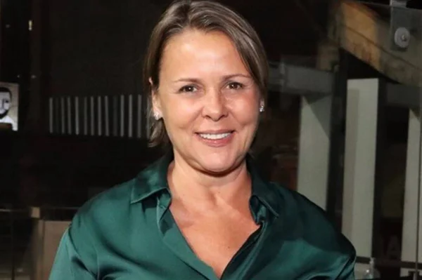 foto colorida de mulher de camisa verde - metrópoles