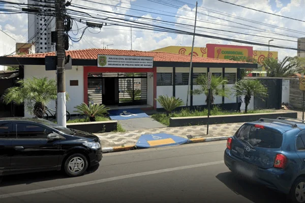 Imagem colorida da fachada da delegacia de Polícia Civil de Suzano - Metrópoles