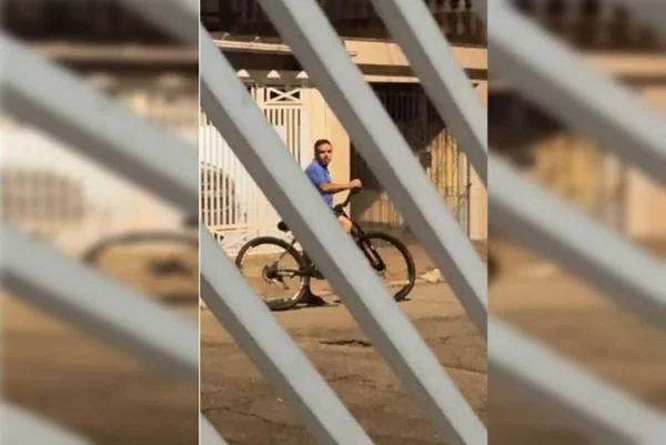 homem de bicicleta