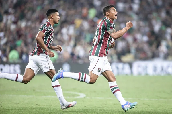 Imagem colorida de Thiago Silva comemorando gol