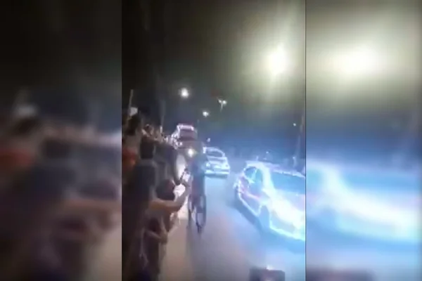 Vídeo: mulher tem celular roubado durante caravana de Natal no DF