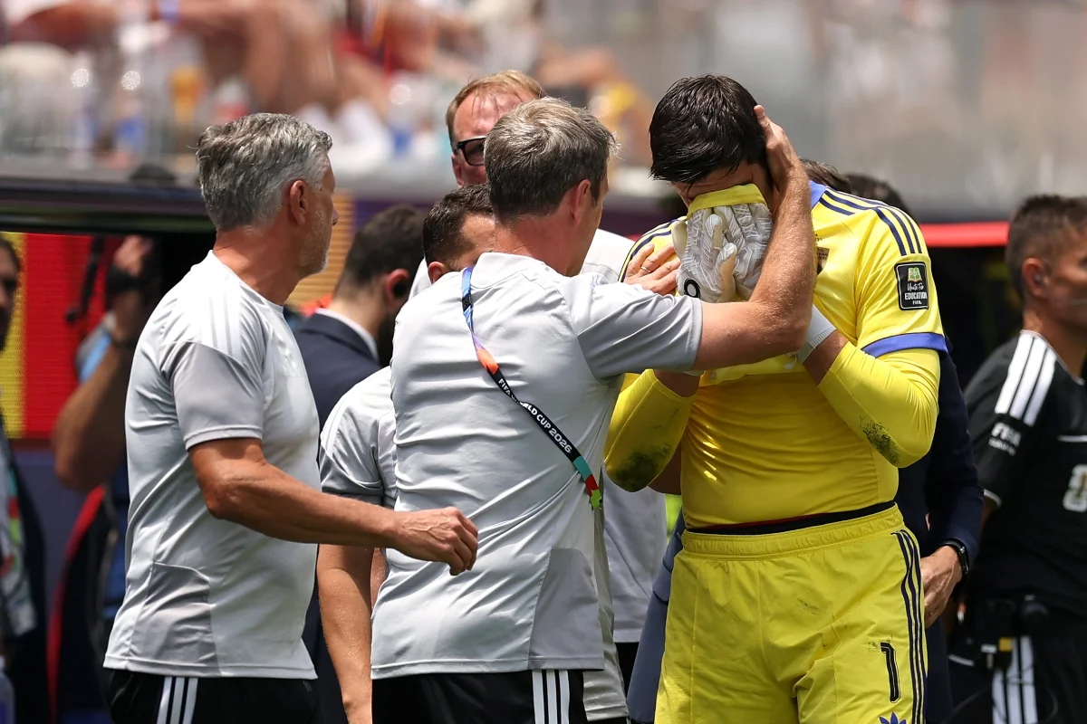 Goleiro Courtois deixa campo chorando após lesão na Copa do Mundo