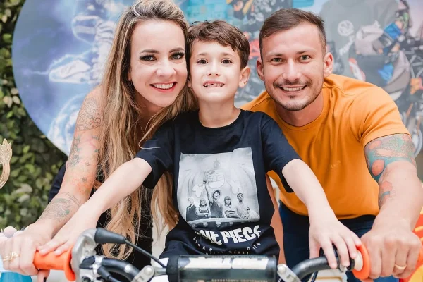 Aline Torres Imamura, Eduardo Imamura e Bento posam juntos no aniversário do menino - Metrópoles