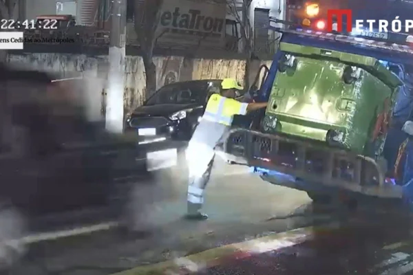 Foto colorida de vídeo em que mostra momento do atropelamento de coletor de lixo, na Barra Funda, zona oeste de São Paulo.