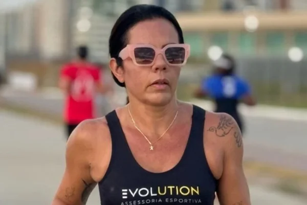 Imagem mostra mulher morena de óculos durante corrida - Metrópoles