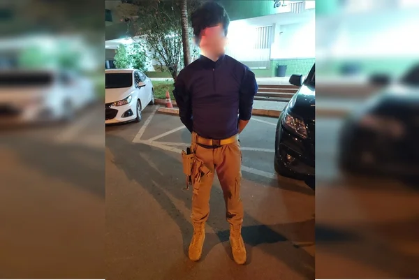 Imagem colorida mostra homem com uniforme da PRF