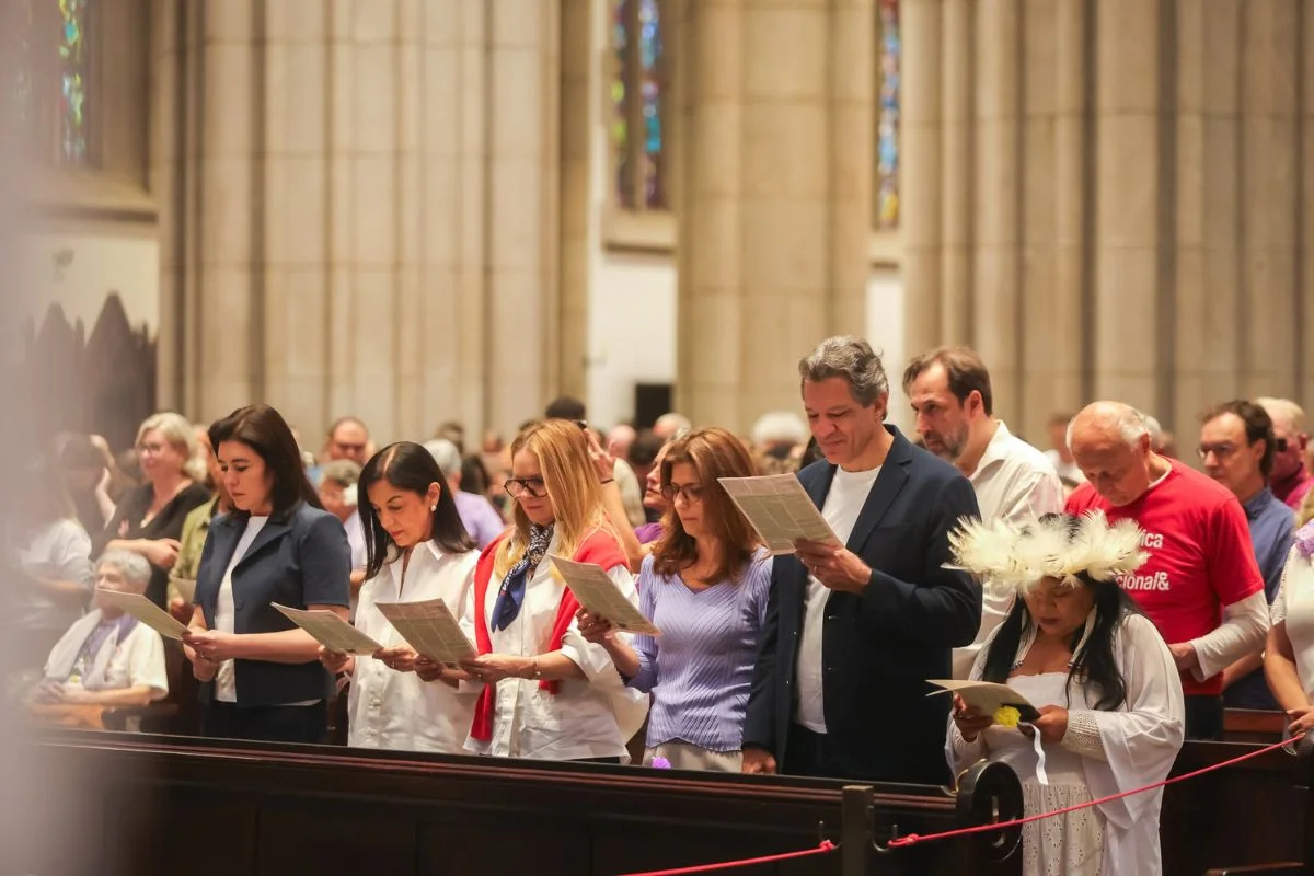 O candidato ao governo de São Paulo Fernando Haddad (PT) acompanha missa na Catedral da Sé neste domingo (27/9) acompanhado da esposa, Ana Estela. O candidato ao governo de São Paulo Fernando Haddad (PT) acompanha missa na Catedral da Sé neste domingo (27/9) acompanhado da esposa, Ana Estela.