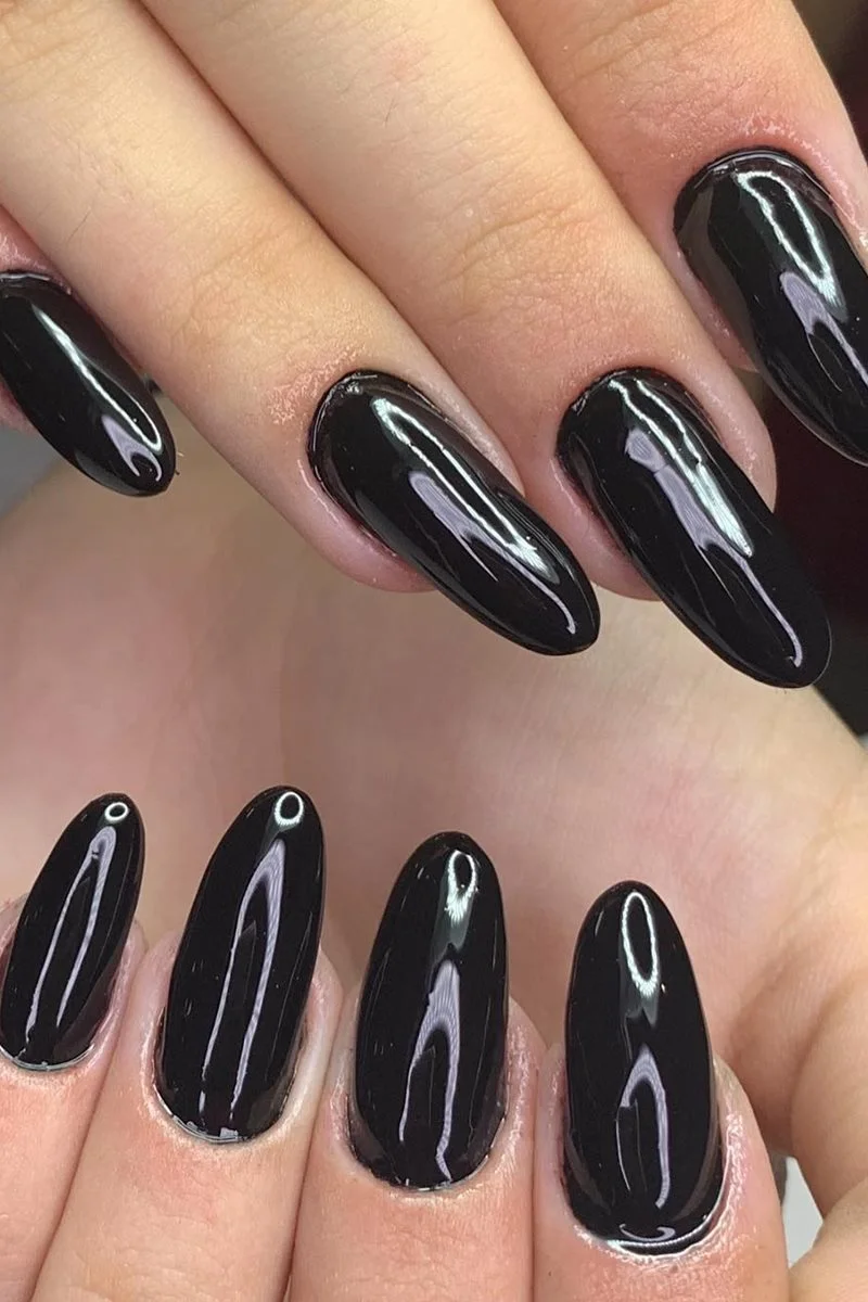 Unhas pretas nunca saem de moda, segundo a especialista Unhas pretas nunca saem de moda, segundo a especialista