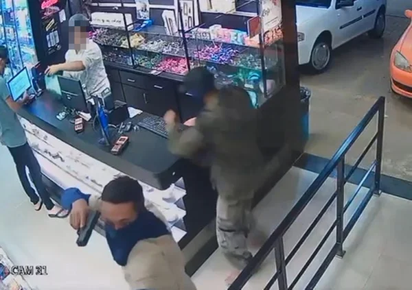 Imagem colorida de homens armados que roubaram padaria no Guará