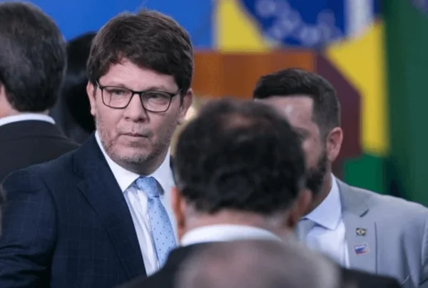 AGU vai contra Mario Frias em proibição de linguagem neutra na cultura