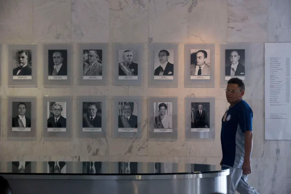 Planalto inicia a restauração da galeria de fotos dos ex-presidentes - destaque galeria