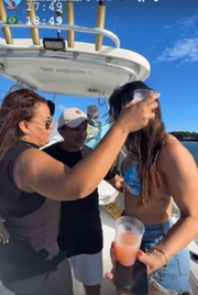 Manoel Gomes com duas mulheres em passeio de lancha nos EUA