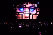 Katy Perry em Brasília tem meme, fã no palco e camisa da Seleção
