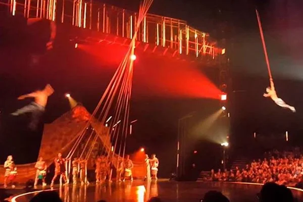 Acrobata do Cirque du Soleil morre após cair durante espetáculo