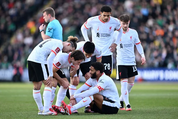 Imagem colorida dos jogadores do Liverpool - Metrópoles
