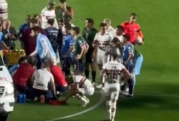 Imagem colorida de Lucas Moura fazendo oração - Metrópoles
