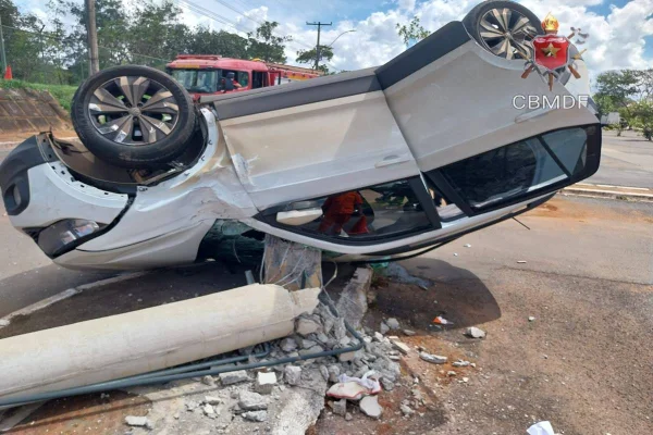 O Corpo de Bombeiros Militar do Distrito Federal (CBMDF) atendeu, na tarde desta terça-feira (23/4), uma ocorrência de acidente envolvendo dois carros e um poste, na via S2, próximo a Catedral Metropolitana Nossa Senhora Aparecida.