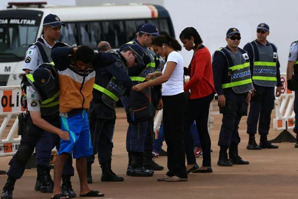 Manifestantes contrários à PEC do Teto se reúnem na Esplanada