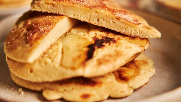 Foto colorida de pães de banana preparados na frigideira