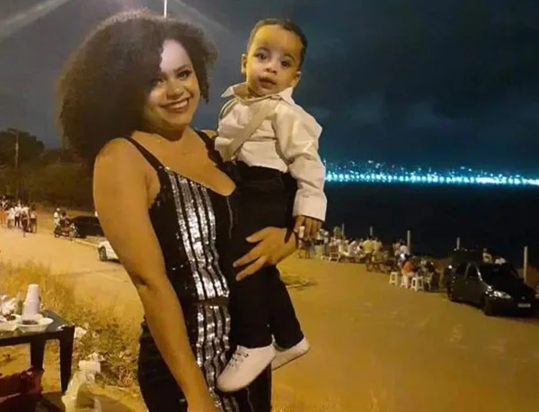 mulher segurando criança